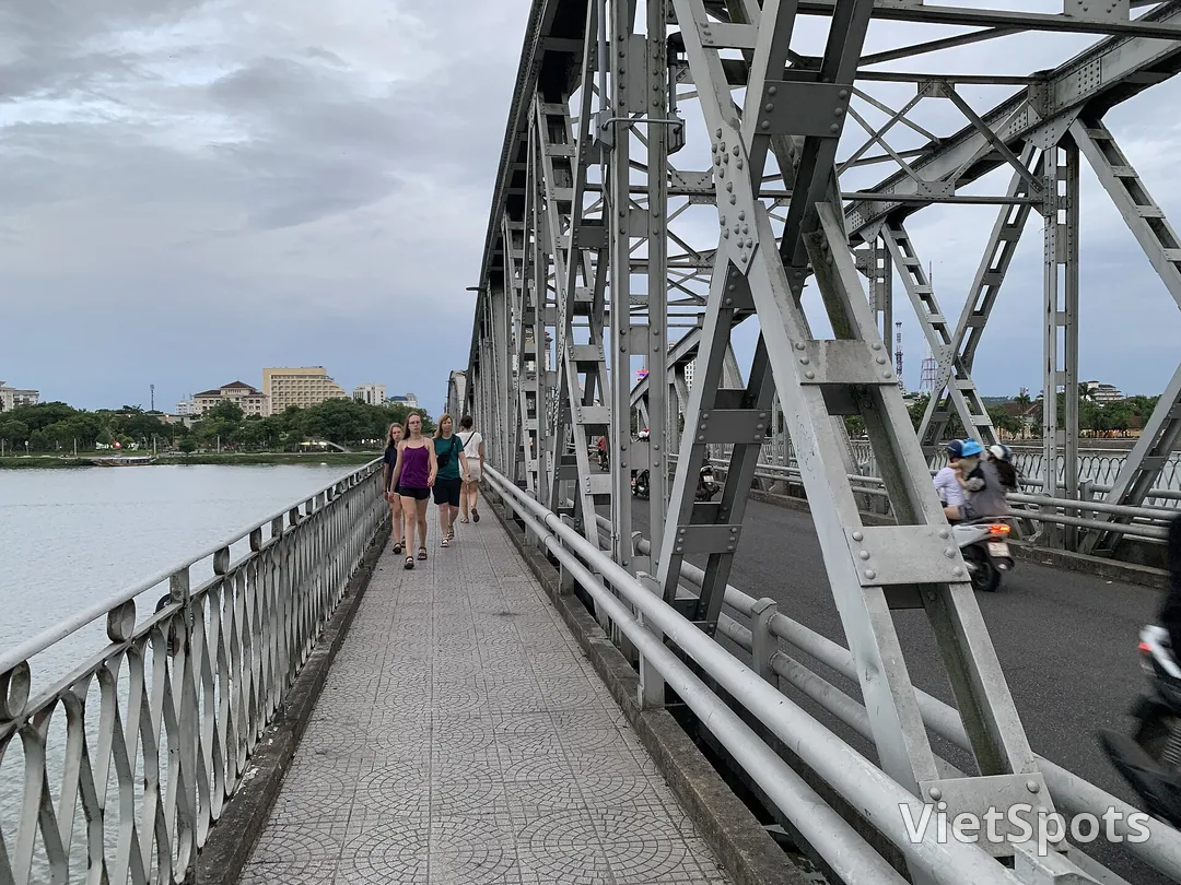 Cầu Trường Tiền Huế với khung thép sơn bạc, lối đi bộ bên trái nhìn ra sông Hương