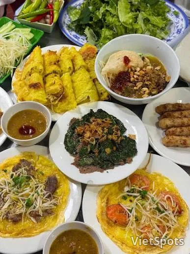 A delicious bánh xèo restaurant in Da Nang
