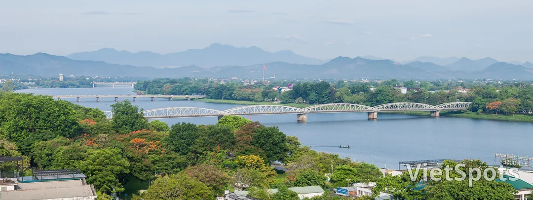 Cầu Trường Tiền sáu nhịp trắng bắc qua sông Hương nhìn từ trên cao