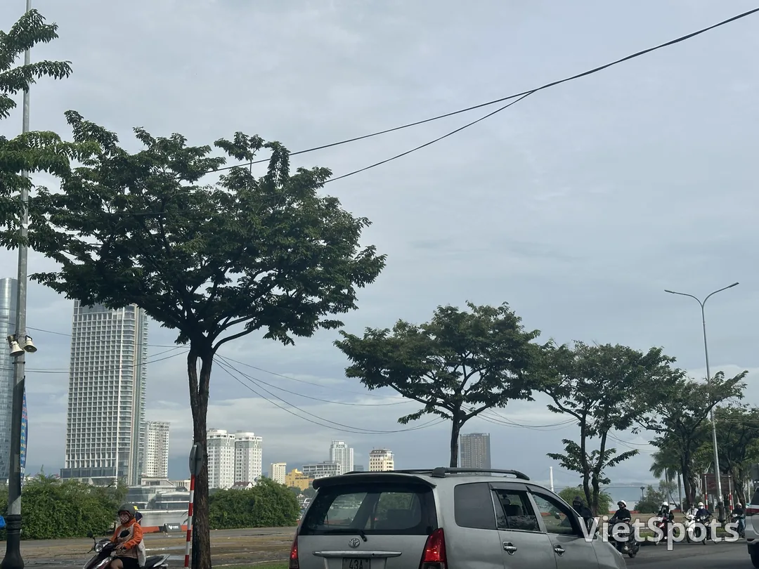 หลังจากฝนตก ท้องฟ้าก็สดใสอีกครั้ง ถนนสายต่างๆ ก็เปล่งประกายอีกครั้ง!