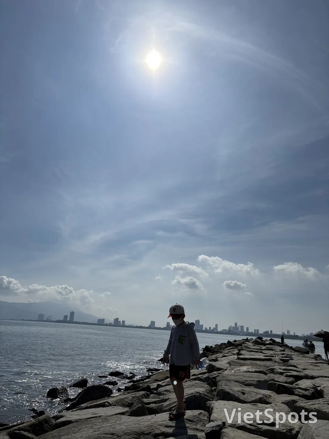 晴れた天気が来ることを祈りながら、海を見に行き、岩場でカニを捕りたい!