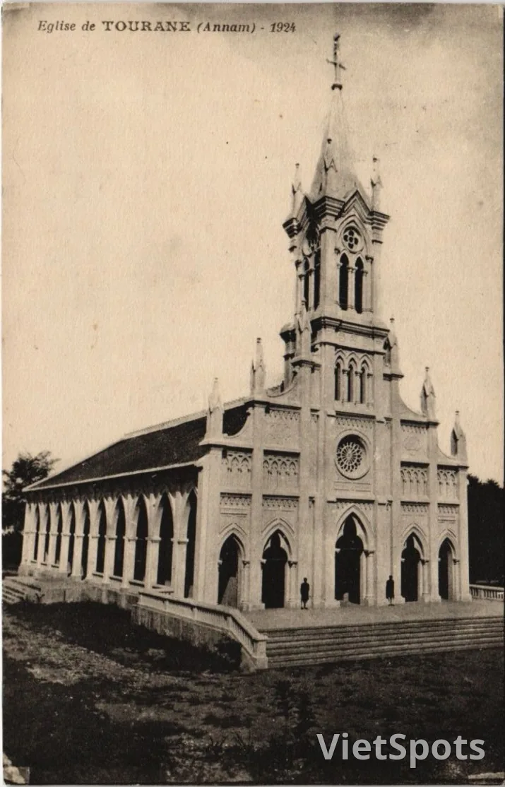 Bưu ảnh năm 1924 chụp nhà thờ Tourane, kiến trúc gothic với tháp chuông nhọn, cửa sổ hoa hồng và dãy vòm cuốn chạy dọc thân nhà thờ