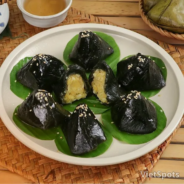 Bánh ít lá gai from Da Nang: that dark cake that you remember after eating it just once