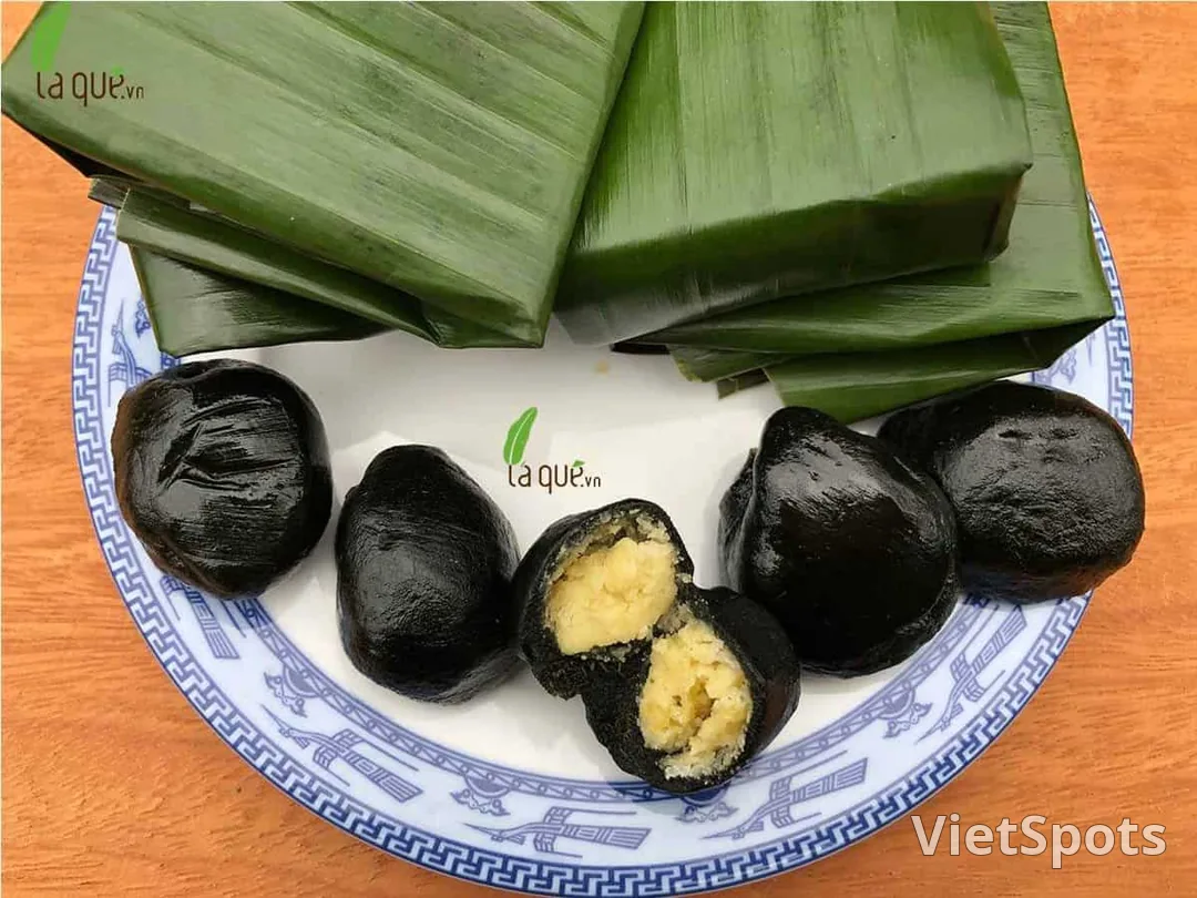 Bánh ít lá gai from Da Nang: that dark cake that you remember after eating it just once