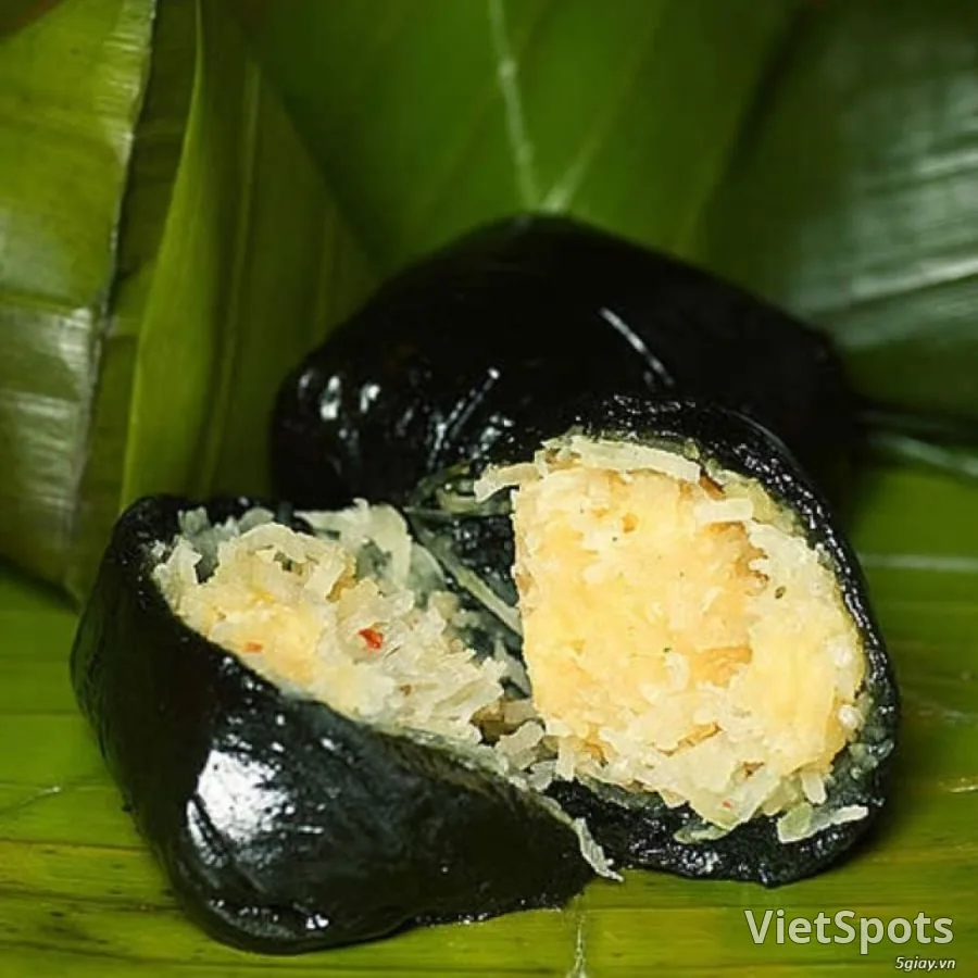 Bánh ít lá gai from Da Nang: that dark cake that you remember after eating it just once