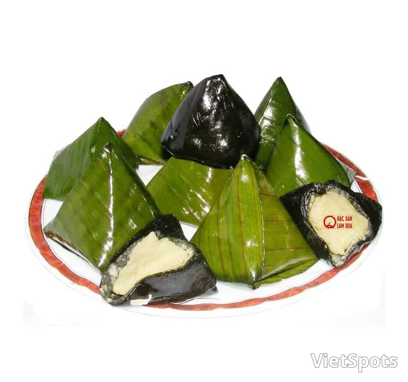 Bánh ít lá gai from Da Nang: that dark cake that you remember after eating it just once