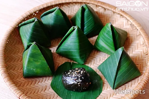 Bánh ít lá gai from Da Nang: that dark cake that you remember after eating it just once