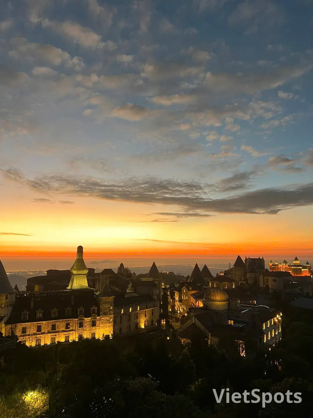 🏔️ Ba Na, Oct 1: Clear skies, pleasant weather – Stay overnight to catch the sunrise!