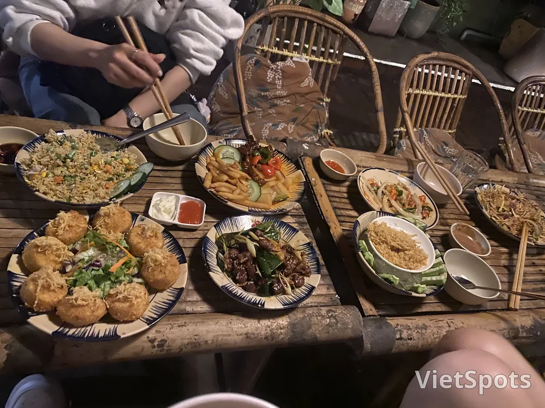 Nhà Của Lam - Bia Chill: ร้านเหล้าที่ทำให้เข้าใจผิดว่าเป็นคาเฟ่สวน