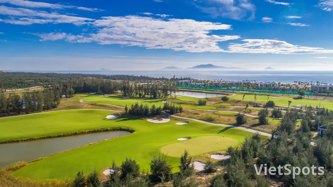 Sân Vinpearl Golf Nam Hội An nhìn từ trên cao, phía xa là biển và quần đảo Cù Lao Chàm