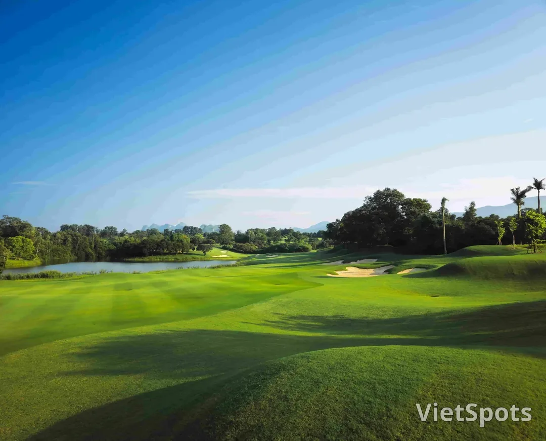 Fairway rộng ở sân Sky Lake phía tây Hà Nội, bên trái là hồ nước, phía chân trời là dãy núi đá vôi