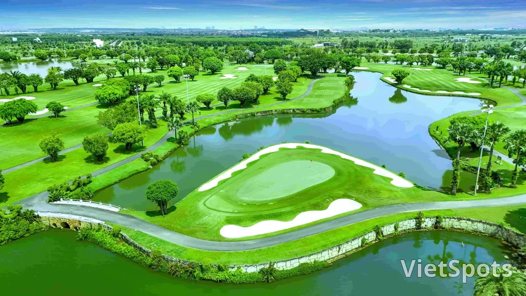 Toàn cảnh sân golf Long Thành nhìn từ trên cao với nhiều hồ nước lớn len giữa các fairway phẳng