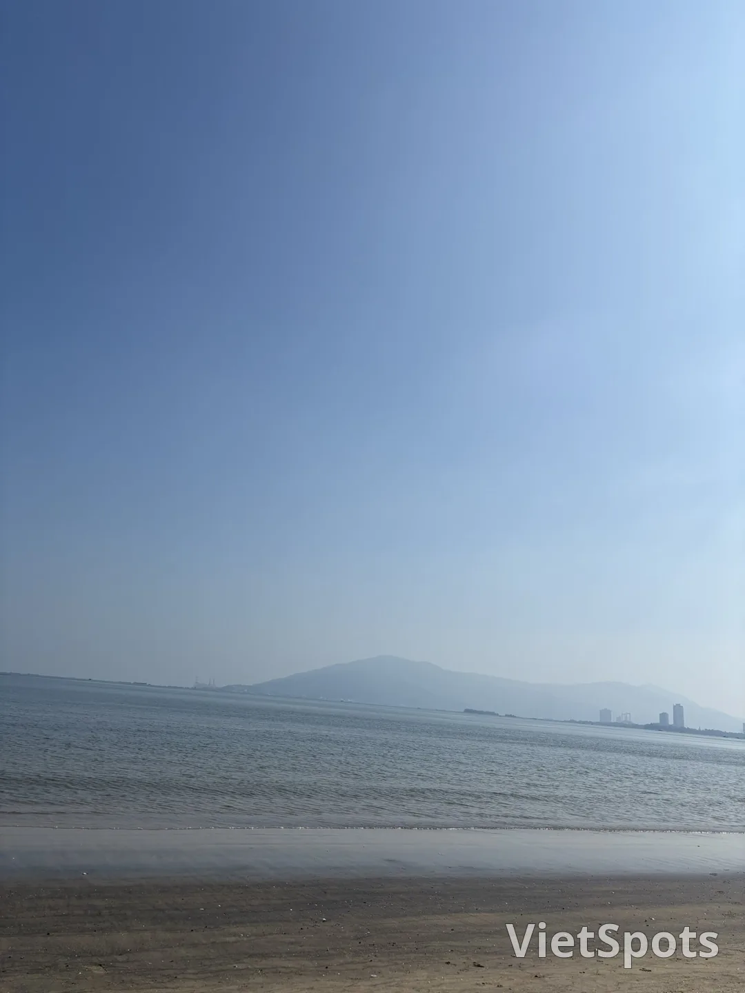 Morning by the Da Nang sea