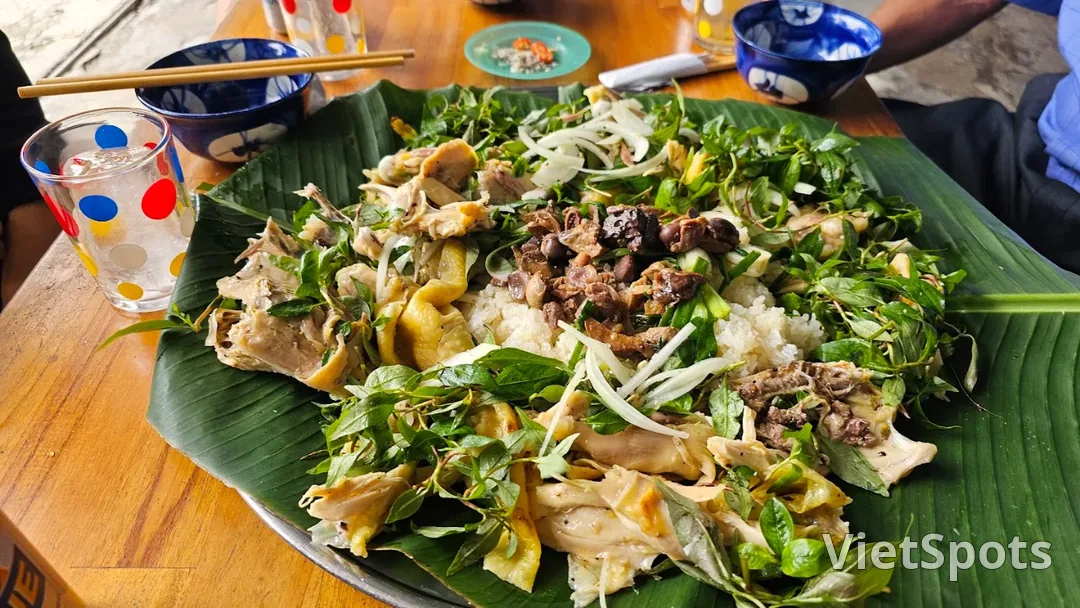 🐓 在阮友受街32號餐館的超級巨型雞肉拼盤前被震倒