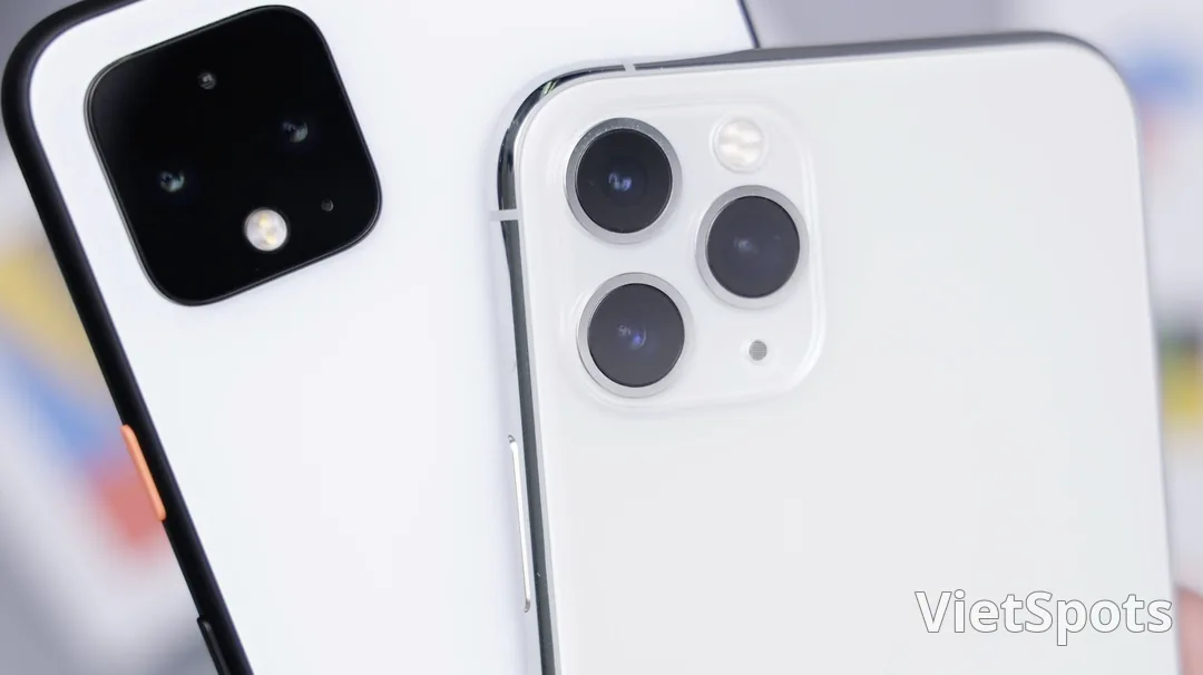 Hai điện thoại đặt cạnh nhau — Google Pixel và iPhone Pro so sánh trực tiếp