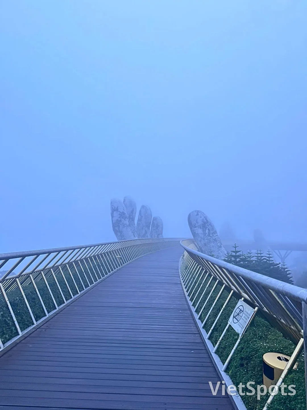 Fog-chasing diary at Ba Na Hills, October 6: The foot of the mountain clear and green, reaching the summit immersed in cold mist