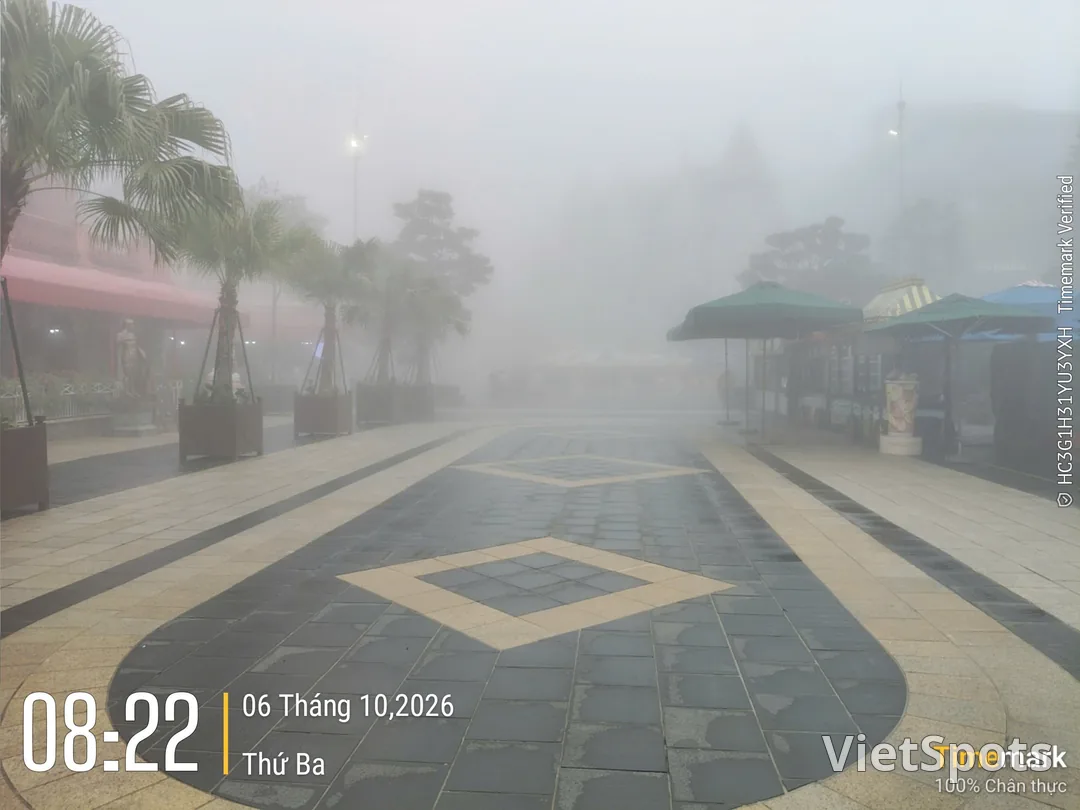 Fog-chasing diary at Ba Na Hills, October 6: The foot of the mountain clear and green, reaching the summit immersed in cold mist