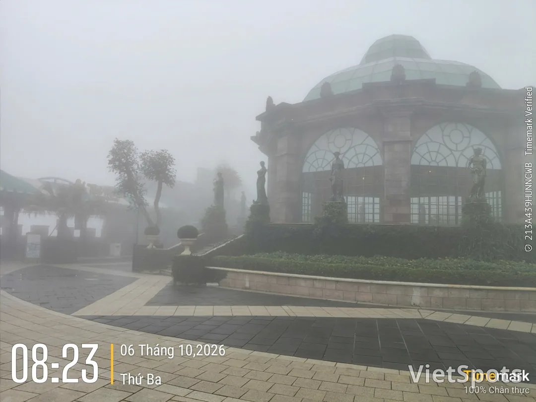 Fog-chasing diary at Ba Na Hills, October 6: The foot of the mountain clear and green, reaching the summit immersed in cold mist