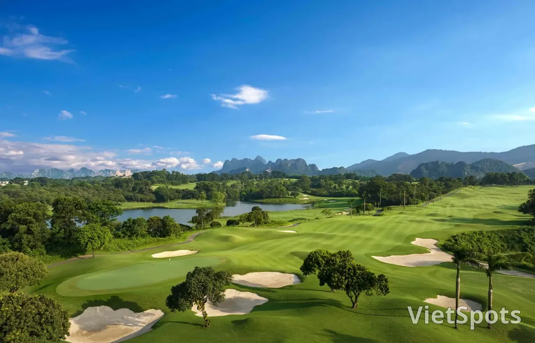 Sân Sky Lake nhìn từ trên cao với green, bẫy cát, hồ nước và dãy núi đá vôi mờ phía chân trời