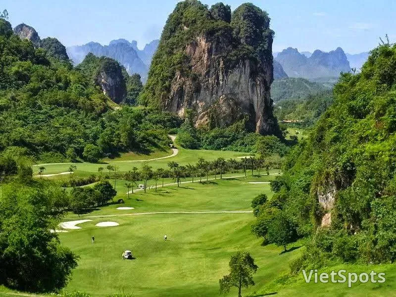 Fairway ở Phoenix Golf Resort nằm lọt giữa những khối núi đá vôi dựng đứng phủ cây xanh
