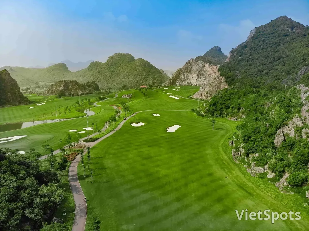 Fairway sân Legend Valley chạy lọt giữa hai vách núi đá vôi dựng đứng phủ cây xanh