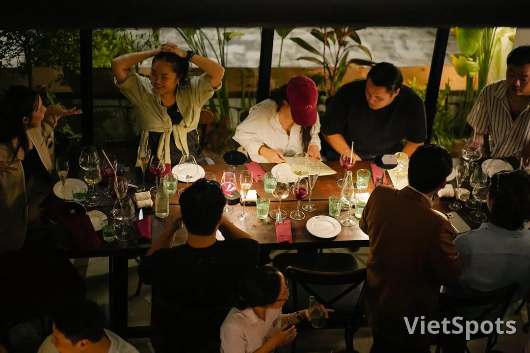 🍷 Gụ Wine Bistro – フレンチビストロ & ナチュラルワイン、超リラックス、ミーキービーチ近く