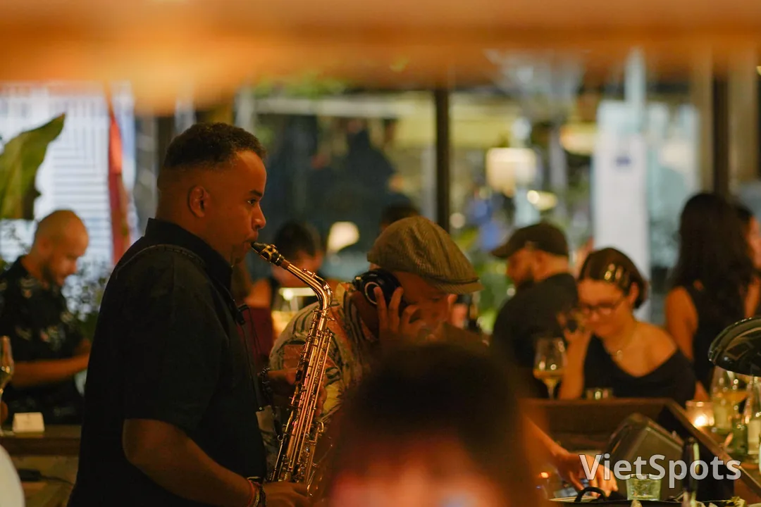 🍷 Gụ Wine Bistro – フレンチビストロ & ナチュラルワイン、超リラックス、ミーキービーチ近く