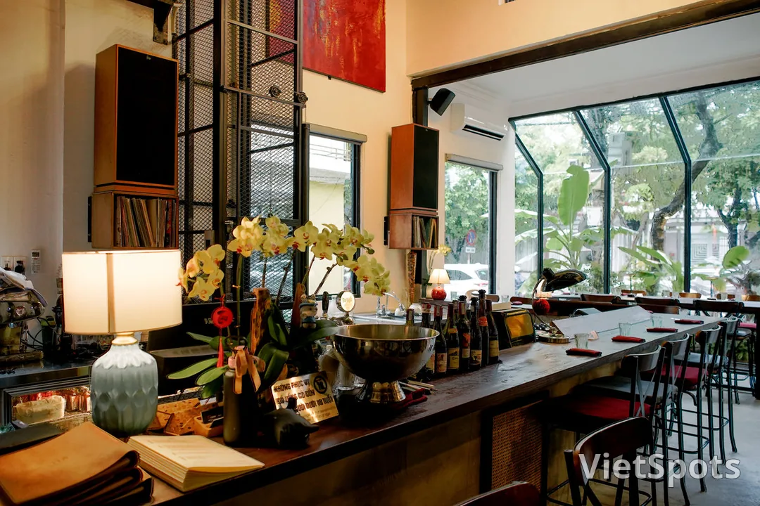 🍷 Gụ Wine Bistro – フレンチビストロ & ナチュラルワイン、超リラックス、ミーキービーチ近く