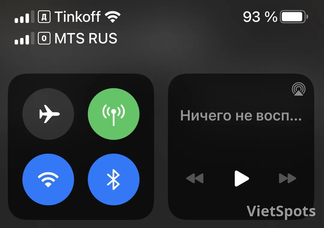 Màn hình iPhone hiển thị dual SIM với 2 thanh sóng riêng biệt trong Control Center