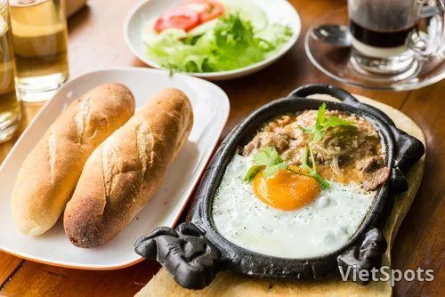 🥩 波内3号美味 – 岘港的热气腾腾早餐