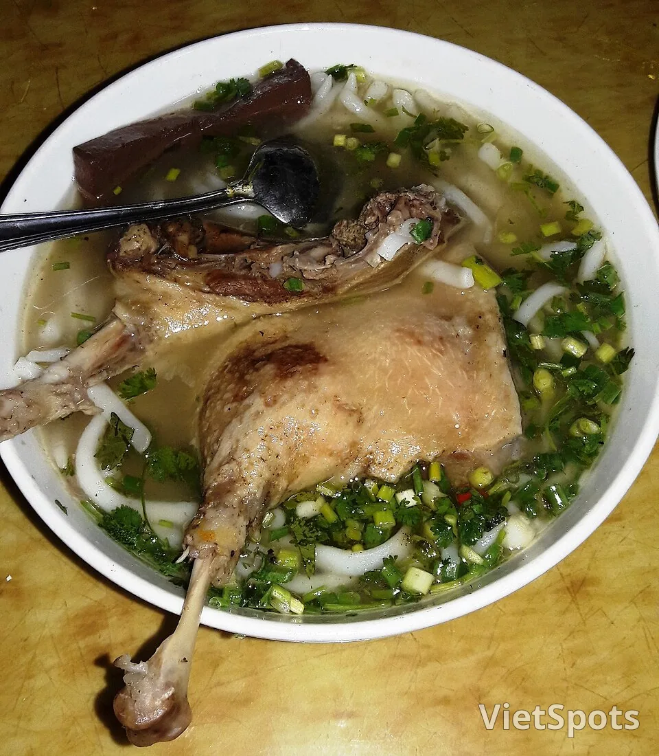 Tô cháo vịt với nguyên một chiếc đùi vịt, điểm thêm rau răm và hành lá thái nhỏ