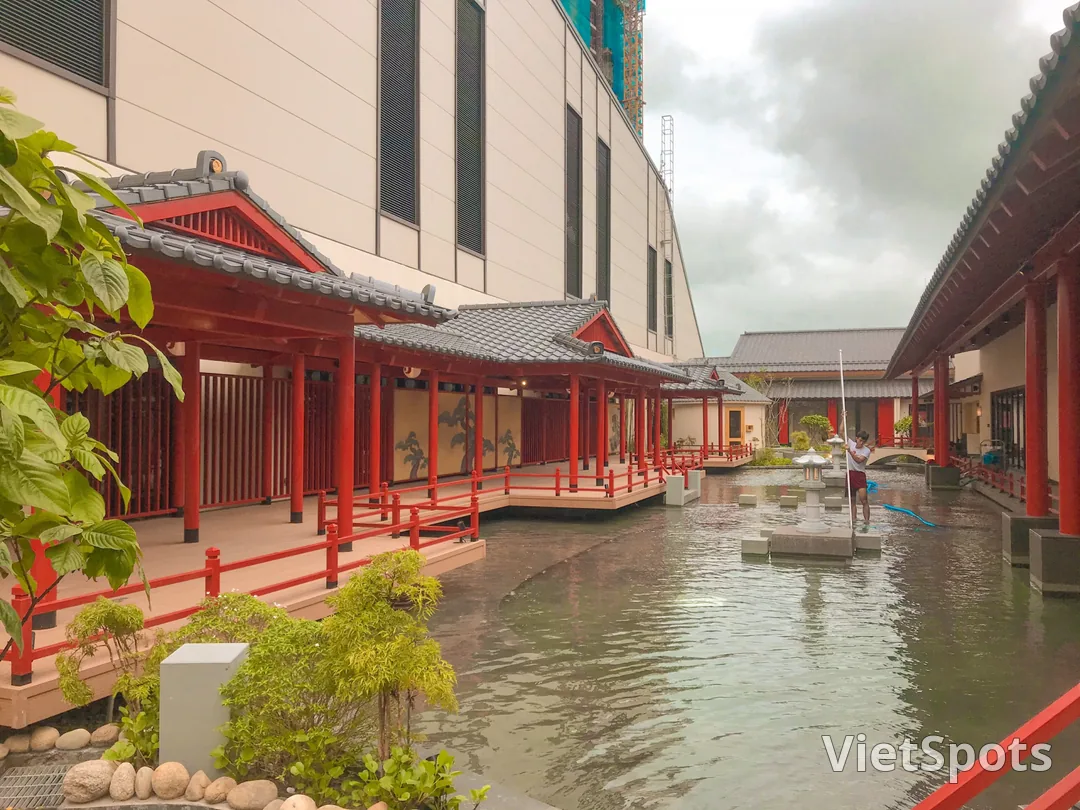 雨天休闲角落：探索美卡月基达南的室内水上乐园和正宗日式温泉