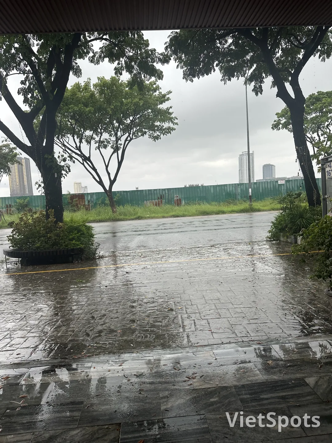 木曜日と雨の日の低い静かな音色 🌧️