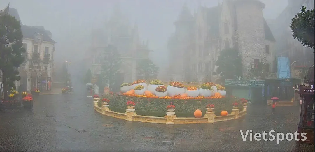 Weather Review & Bà Nà Hills Experience on October 8, 2026: Mist-Covered Paths, Perfect for Hunting "Mythical" Photos