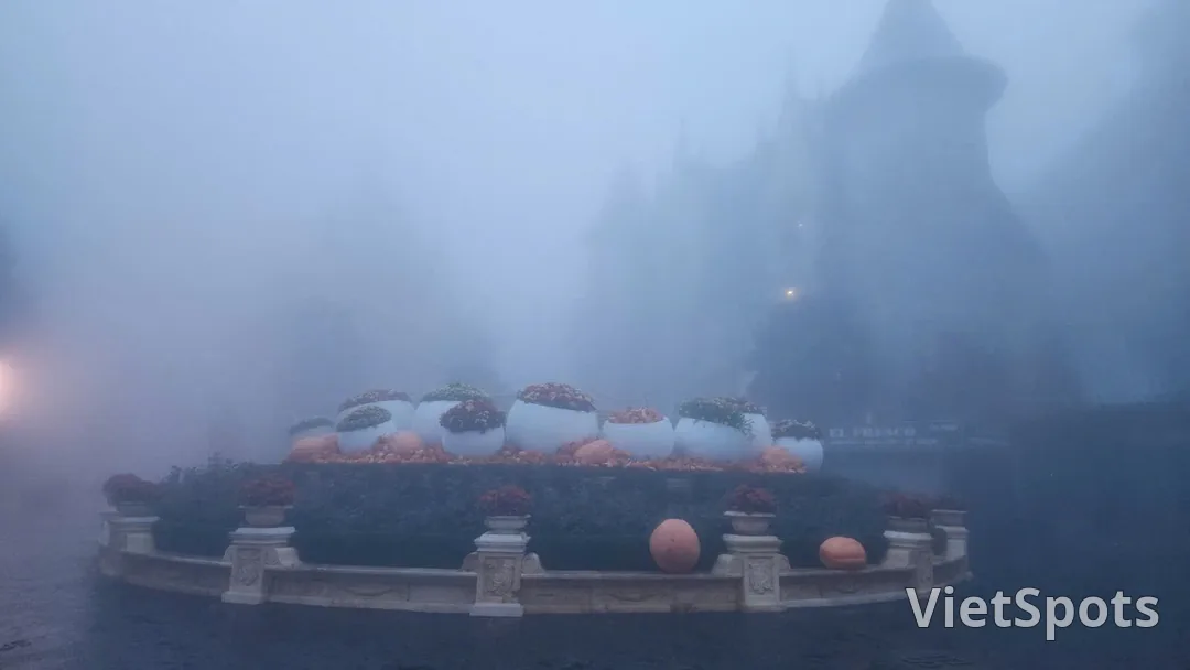 Weather Review & Bà Nà Hills Experience on October 8, 2026: Mist-Covered Paths, Perfect for Hunting "Mythical" Photos