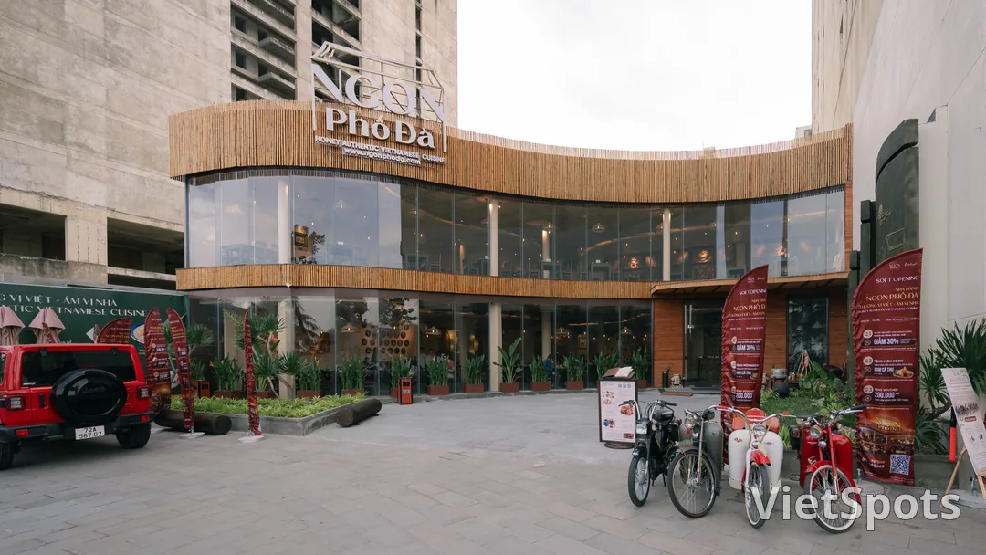 ENJOY AN AUTHENTIC MEAL - GRAB A PRICELESS EXPERIENCE: WATCH ART AND CULTURAL SHOWS COMPLETELY FREE AT NGON PHO DA! 🍜🎭