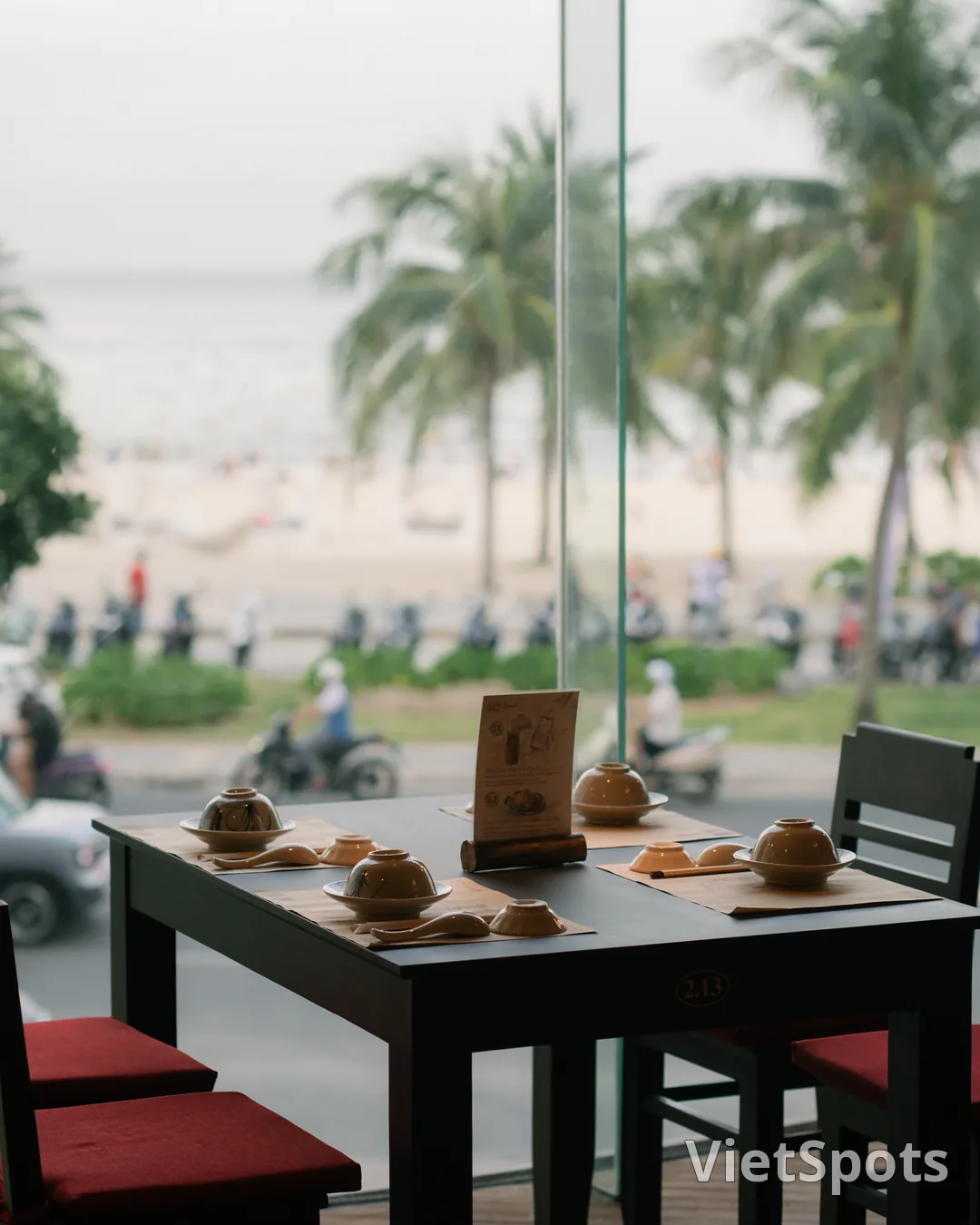 ENJOY AN AUTHENTIC MEAL - GRAB A PRICELESS EXPERIENCE: WATCH ART AND CULTURAL SHOWS COMPLETELY FREE AT NGON PHO DA! 🍜🎭