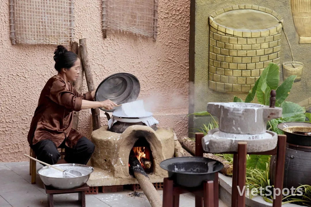 ENJOY AN AUTHENTIC MEAL - GRAB A PRICELESS EXPERIENCE: WATCH ART AND CULTURAL SHOWS COMPLETELY FREE AT NGON PHO DA! 🍜🎭