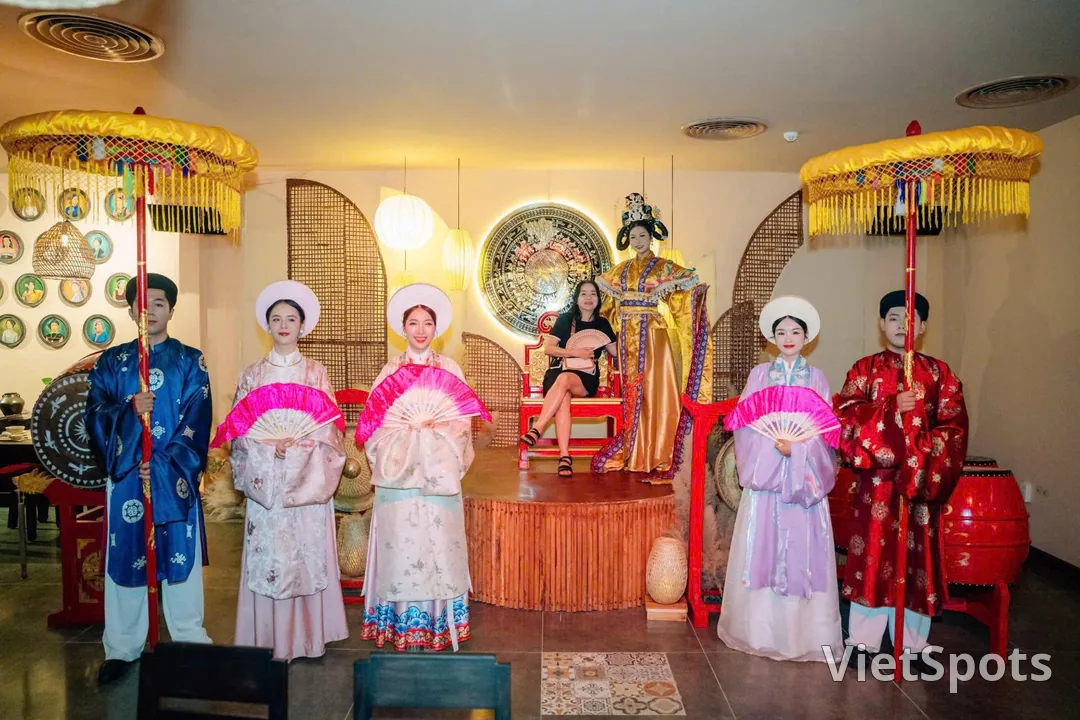ENJOY AN AUTHENTIC MEAL - GRAB A PRICELESS EXPERIENCE: WATCH ART AND CULTURAL SHOWS COMPLETELY FREE AT NGON PHO DA! 🍜🎭