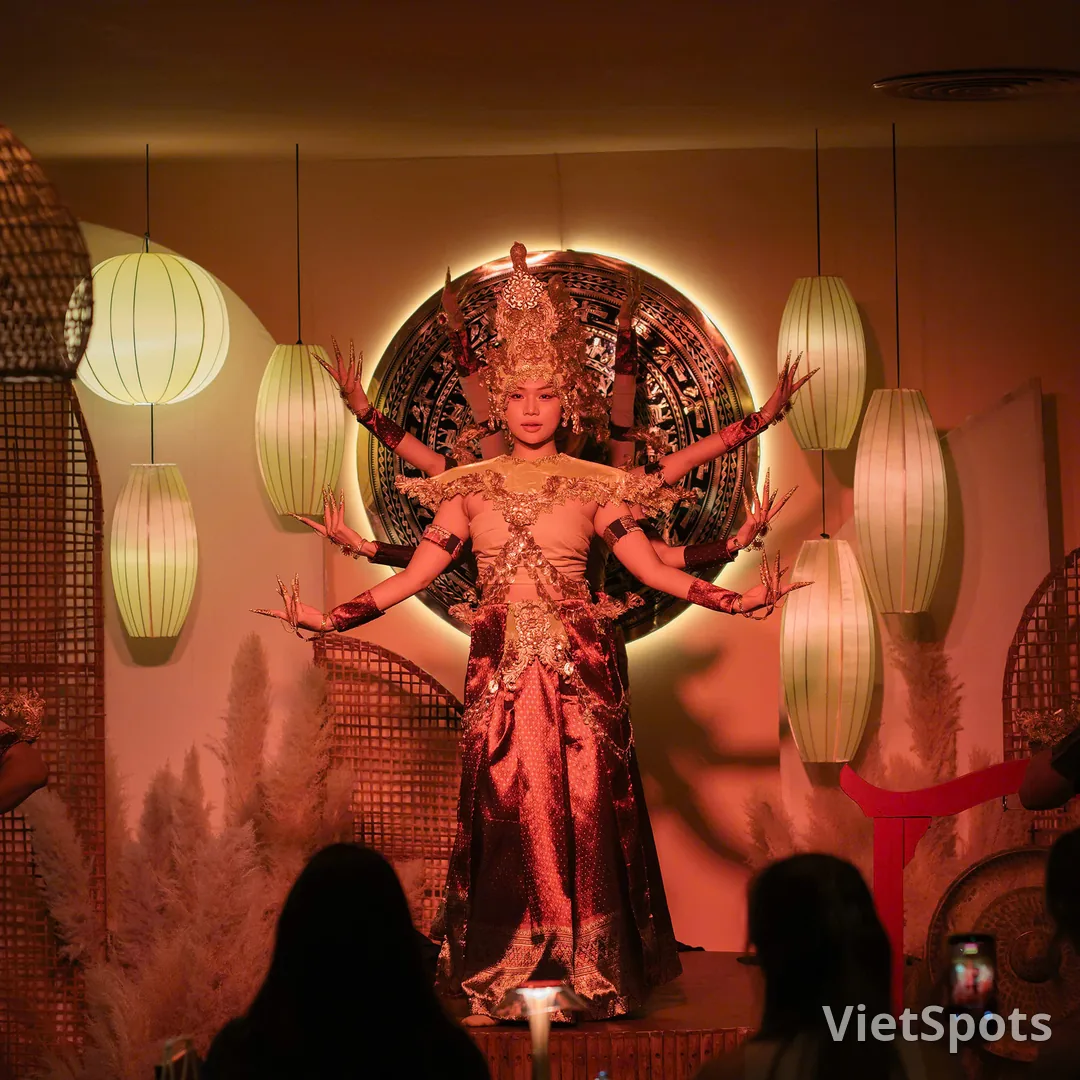 ENJOY AN AUTHENTIC MEAL - GRAB A PRICELESS EXPERIENCE: WATCH ART AND CULTURAL SHOWS COMPLETELY FREE AT NGON PHO DA! 🍜🎭