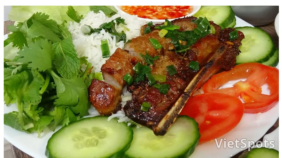 ซี่โครงหมูย่างสไตล์ไซ่ยงกับข้าว – ชิ้นซี่โครงหมูย่างหอมหวว, กินกับข้าวร้อน, อร่อยมากๆ!