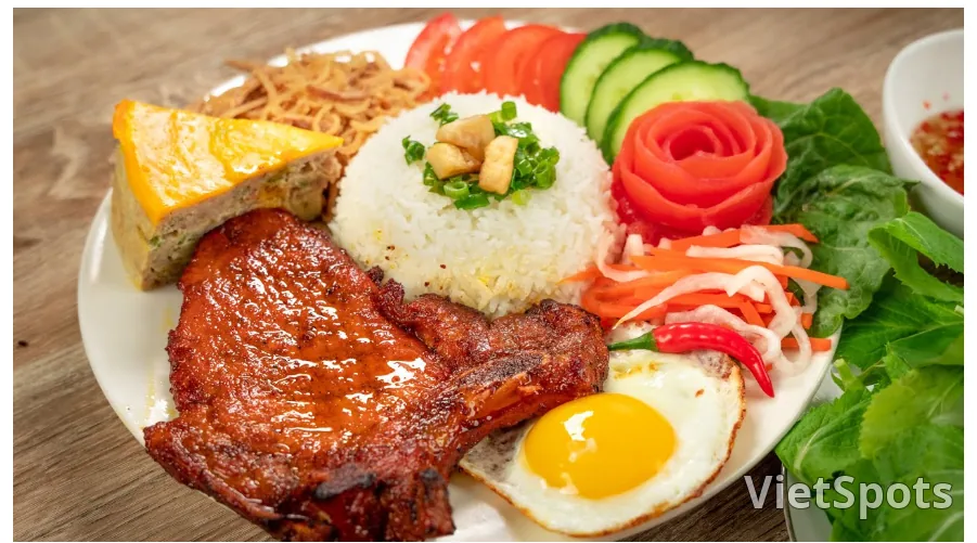 ซี่โครงหมูย่างสไตล์ไซ่ยงกับข้าว – ชิ้นซี่โครงหมูย่างหอมหวว, กินกับข้าวร้อน, อร่อยมากๆ!