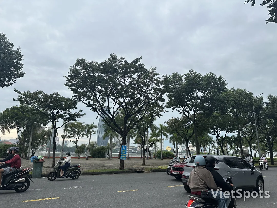 Da Nang today: Silvery gray sky, cool and a bit of leisurely strolling around the city ☁️🛵