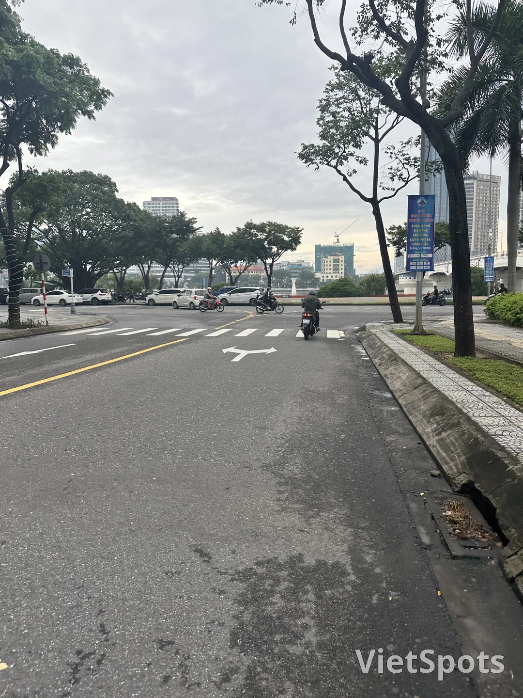 Da Nang today: Silvery gray sky, cool and a bit of leisurely strolling around the city ☁️🛵