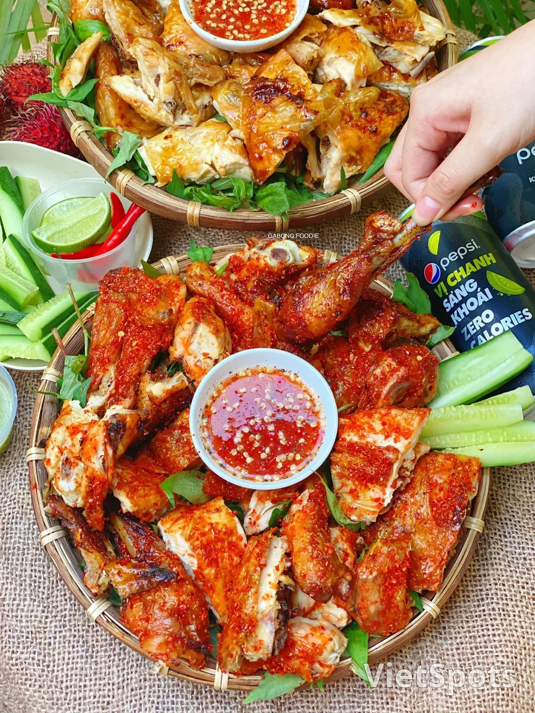 🍗 アルミホイル包みの塩唐辛子焼き鳥：ダナンの午後、皮はパリパリ、身は甘くて味がしっかり染みた丸鶏に「ヒーハー」と夢中！