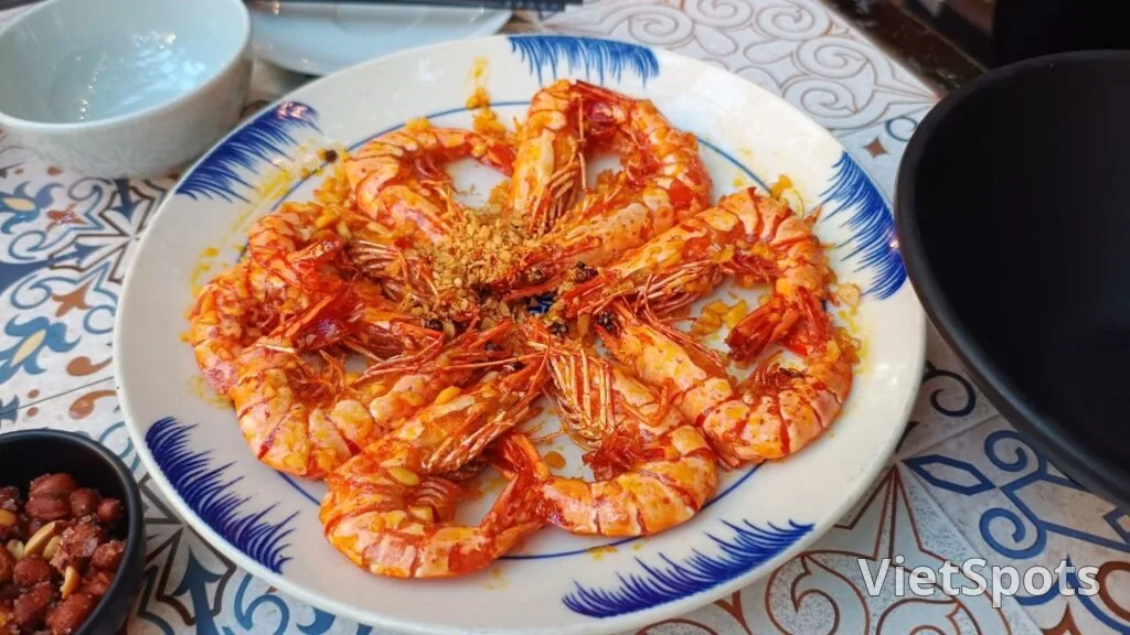 Mộc Quán Seafood Da Nang — fresh seafood you pick from the tank, cooked right on the spot (a Michelin-recognized restaurant)