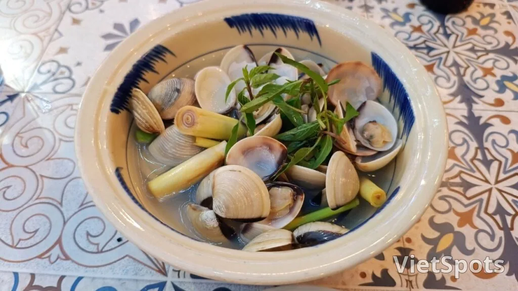 Mộc Quán Seafood Da Nang — fresh seafood you pick from the tank, cooked right on the spot (a Michelin-recognized restaurant)
