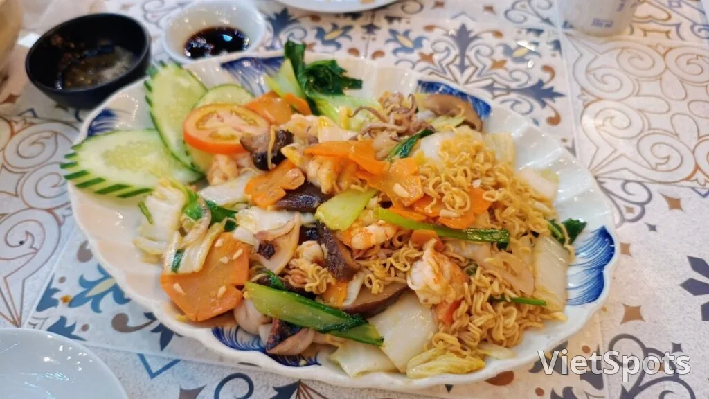 Mộc Quán Seafood Da Nang — fresh seafood you pick from the tank, cooked right on the spot (a Michelin-recognized restaurant)