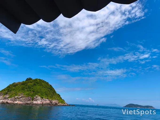 クーラオチャム、ベトナム中部の海と空に輝く青い宝石 🏝️💙