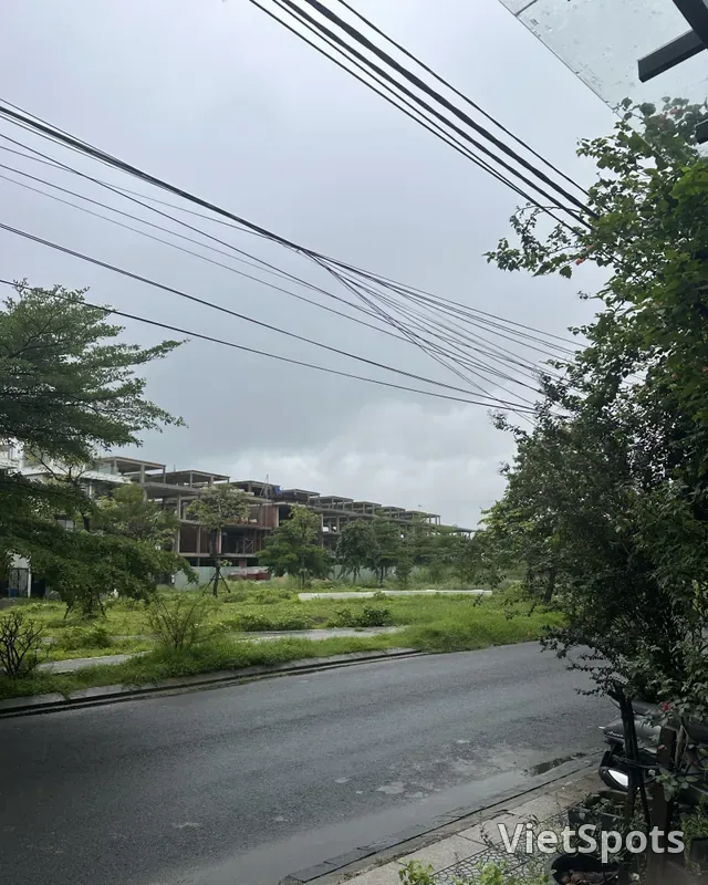 今日のダナン：週の始まりはにわか雨が少し降りそう、街に出かけるときはレインコートを忘れずに用意してね！🌧️🛵